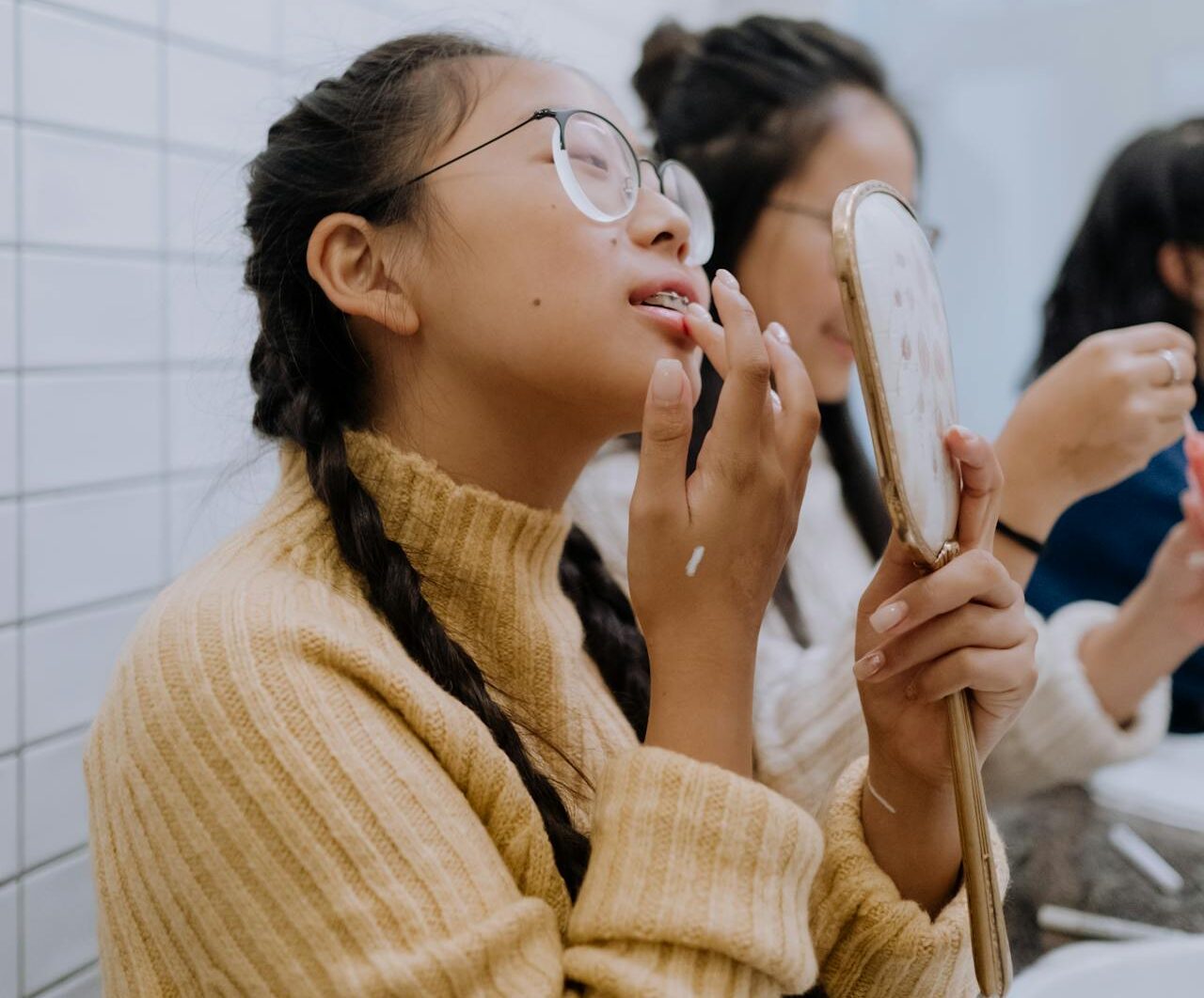 How to Apply Lipstick with Your Finger